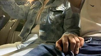 Pokažem svoj velik kurac v avtobusu in ona pride ga otipati