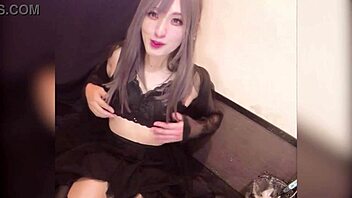 【個撮】ロングヘアーの女装が配信しながらアナルオナニーする動画