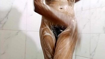 Kapitola priatelia, čuranie a kúpanie časť 03. tak divoké s chlpatou pičkou a análom!