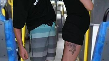 velho escroto da encoxada e se masturba at� gozar na morena dentro do �nibus