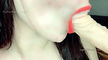 Vroča latinska brineta fistira rit sesa dildo za facial cum