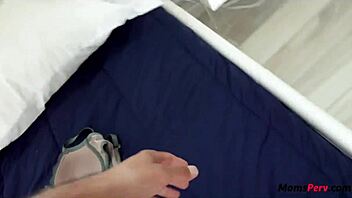 계모 큰 젖가슴 내 입에 물려줌