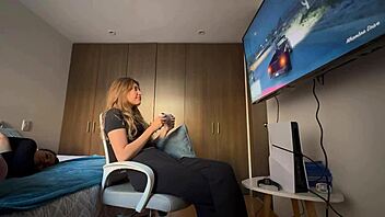 Teenagers cant be alone without exploring their bodies