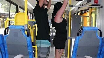 velho escroto da encoxada e se masturba at� gozar na morena dentro do �nibus