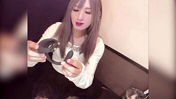 【個撮】ロングヘアーの女装が配信しながらアナルオナニーする動画