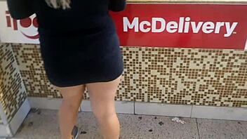 i went to find a guy in the shopping playland and gave in the bathroom to the toy actor paty bumbum el toro de oro