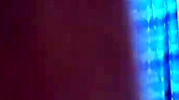 Träffar min bästa väns mamma i duschen, med stora naturliga tuttar