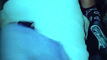 Bogati metajo jezik v rit in sesajo