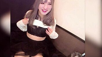 【個撮】ロングヘアーの女装が配信しながらアナルオナニーする動画