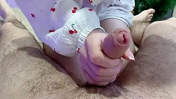 step sister uses vibrator for cum 😈