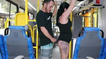 velho escroto da encoxada e se masturba at� gozar na morena dentro do �nibus