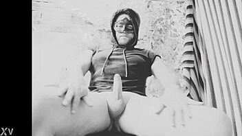 watch this naked muscular man get a handjob from bad wolf28