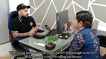 mujer da un rico oral a su jefe para conservar su trabajo y el queda satisfecho luego de echarle la leche en su boca porno en español