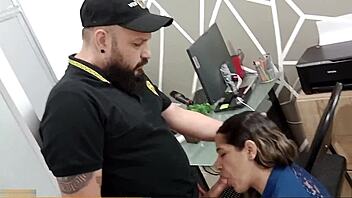 mujer da un rico oral a su jefe para conservar su trabajo y el queda satisfecho luego de echarle la leche en su boca porno en español