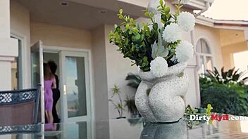 Edward plants thumb in cougars!