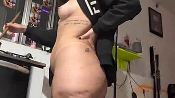 At Dawn, I Spread My Huge Ass and Fuck Myself 😏