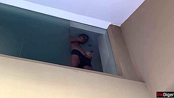 Jeg kigger på den hornede nabo der onanerer på balkonen