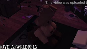 Den hvite blondina vandrer inn i hooden for å finne stor svart kuk