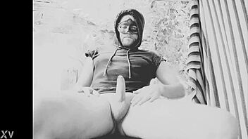 watch this naked muscular man get a handjob from bad wolf28