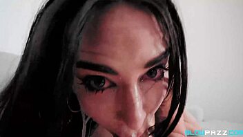 Can Suttin näyttää pillunimutaitonsa tittifuckilla