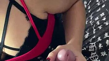 Minha diabinha submissa debora prado fumando e masturbando meu pau gostoso antes de fazer um boquete guloso. 🔥