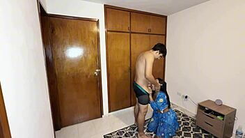 Chico llega a follar con su madrastra a escondidas