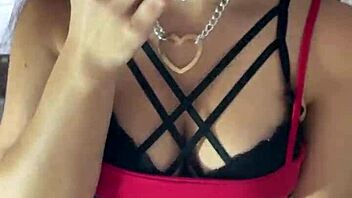 Minha diabinha submissa debora prado fumando e masturbando meu pau gostoso antes de fazer um boquete guloso. 🔥