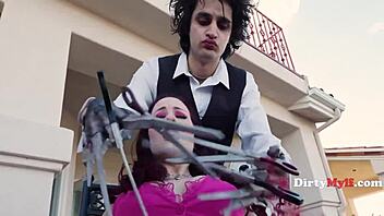 Edward plants thumb in cougars!