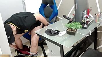 Kvinde giver lækker blowjob til chef for at holde jobbet og han sprøjter mælk i munden