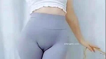 Asian girl dance with cameltoe!