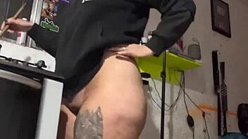 At Dawn, I Spread My Huge Ass and Fuck Myself 😏