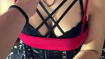 Minha diabinha submissa debora prado fumando e masturbando meu pau gostoso antes de fazer um boquete guloso. 🔥