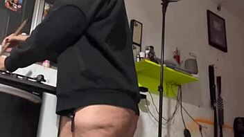 At Dawn, I Spread My Huge Ass and Fuck Myself 😏