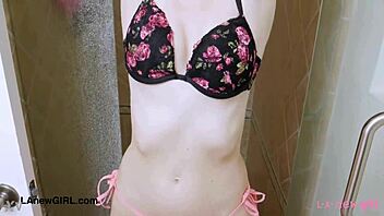 Sød petite brunet 18+ dusjer efter massage