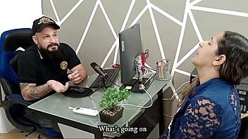 mujer da un rico oral a su jefe para conservar su trabajo y el queda satisfecho luego de echarle la leche en su boca porno en español