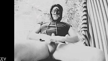 watch this naked muscular man get a handjob from bad wolf28