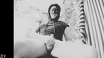 watch this naked muscular man get a handjob from bad wolf28