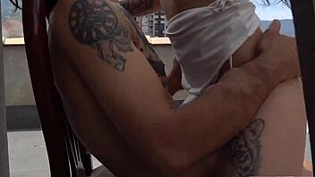 Mi Vecino Me Folla en la Terraza Mientras Mi Marido No Esta