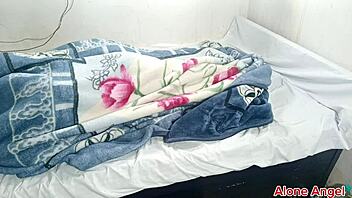 Pastica in jaz se hecava v postelji z misionarskim jebanjem