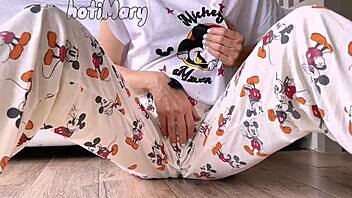 Big squirt from skinny teen masturbating 😳