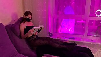 mistress sofi does full-weight facesitting in nylon tights