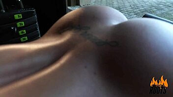 Puta safada goza na academia Caroleta Roots. 😈