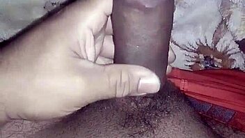 Mais uma gordinha querendo entrar no cacete, ela se masturba pensando nisso