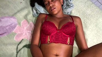 abrindo o cu da minha colega de quarto com beijos e toques