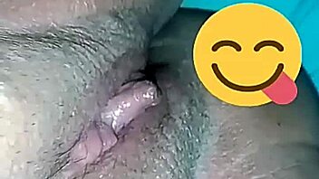 Mais uma gordinha querendo entrar no cacete, ela se masturba pensando nisso