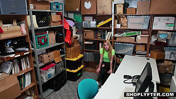 Kiimainen paksu blondi teini 18+ varasteleva Alexa Raye viettelee vartijan