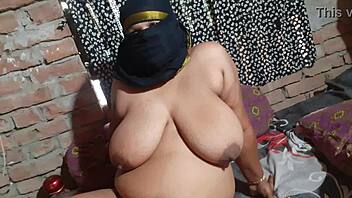 Indian Hot Bhabhi Engages In FUCKING But Experiences PENIS Issues.