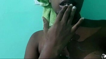 Tomando banho e esperando o pau do maridão