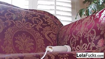 Bubble Butt Lola Foxx Fingers Wet Pussy!