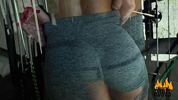 Puta safada goza na academia Caroleta Roots. 😈